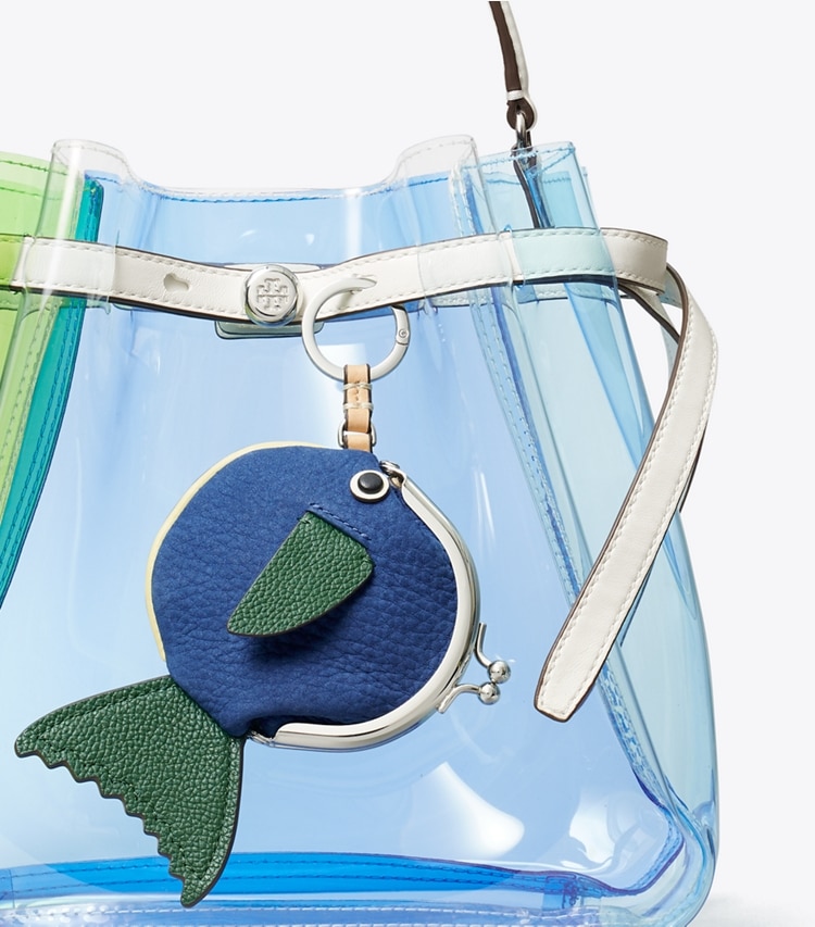 Tory Burch designer taschenanhänger & schlüsselringe Münzportemonnaie mit Fisch-Print in Bright Blue detail