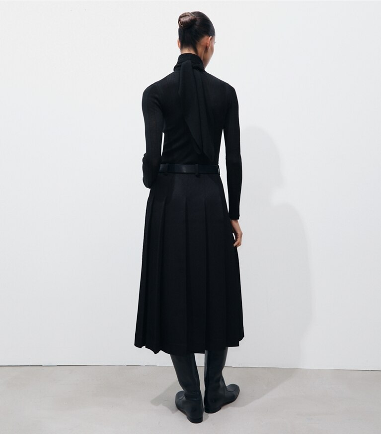 Tory Burch designer maglioni Maglia a coste sottili con allacciatura frontale in Black on model back