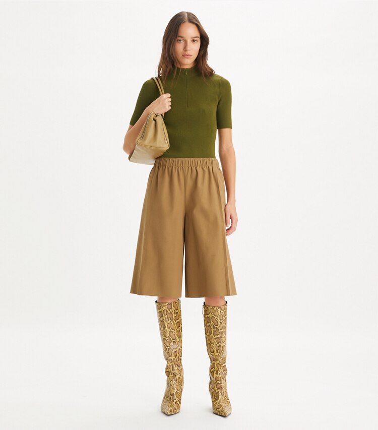 Tory Burch designer maglioni Maglia a girocollo con mezza zip in Dark Oliva parte anteriore su modella