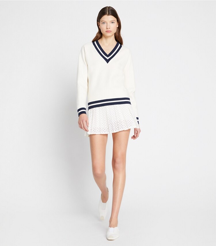 Tory Sport designer maglioni Maglia a V in merino in NEW IVORY parte anteriore su modella