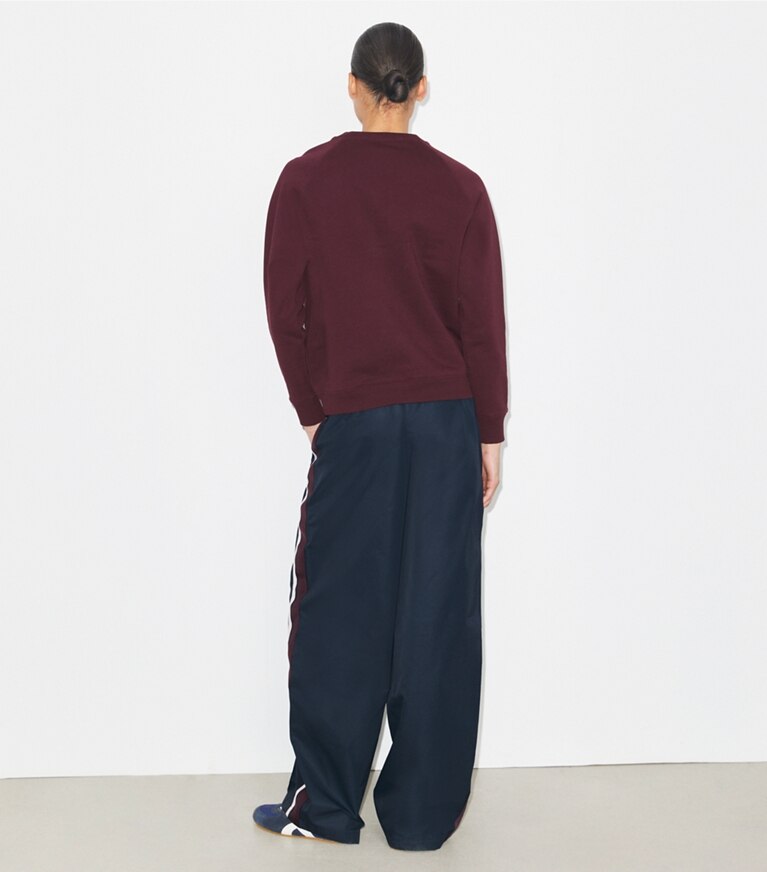 Tory Burch designer maglioni Maglia girocollo in merino e spugna di cotone con maniche raglan in Dark Merlot on model back