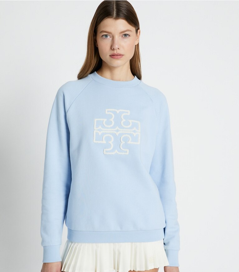 Tory Burch designer maglioni Maglia girocollo in merino e spugna di cotone con maniche raglan in Ice Floe on model detail