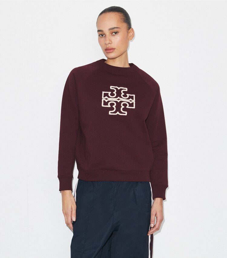 Tory Burch designer maglioni Maglia girocollo in merino e spugna di cotone con maniche raglan in Dark Merlot on model detail