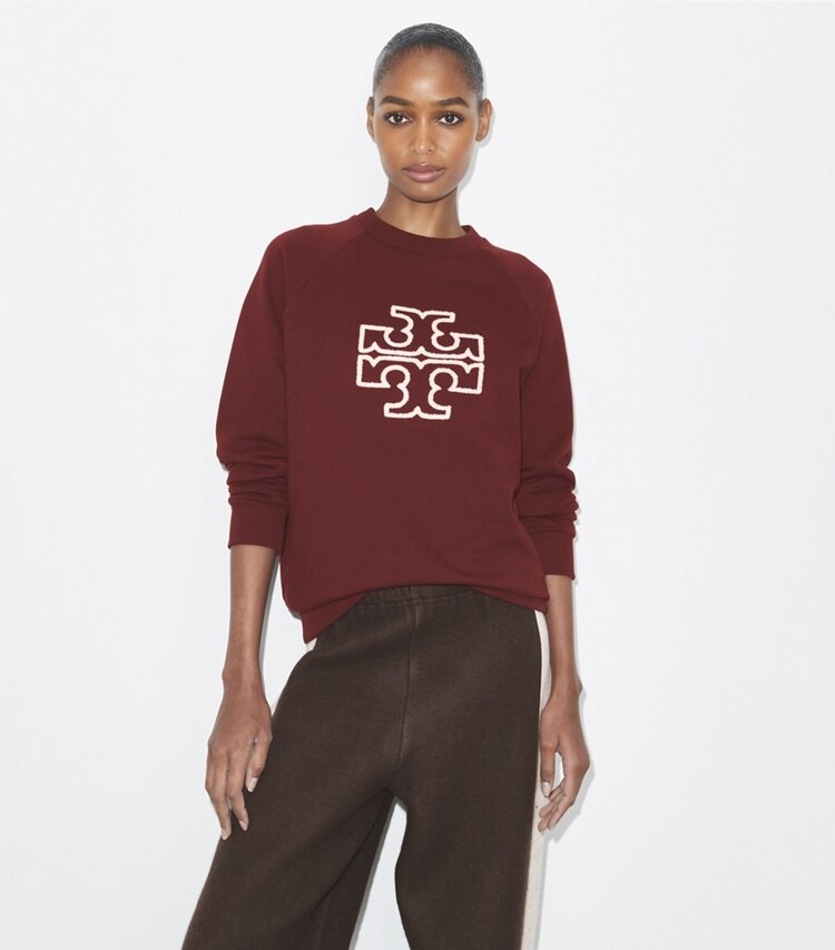 Tory Burch designer maglioni Maglia girocollo in merino e spugna di cotone con maniche raglan in Dark Sangria on model detail
