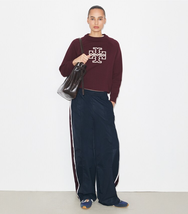 Tory Burch designer maglioni Maglia girocollo in merino e spugna di cotone con maniche raglan in Dark Merlot parte anteriore su modella