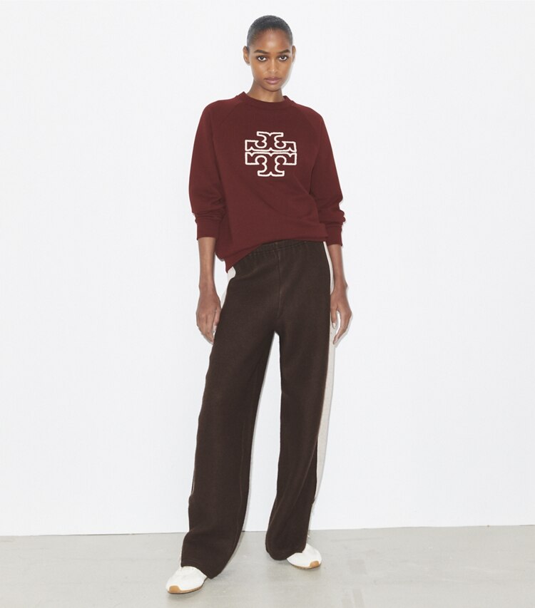 Tory Burch designer maglioni Maglia girocollo in merino e spugna di cotone con maniche raglan in Dark Sangria parte anteriore su modella