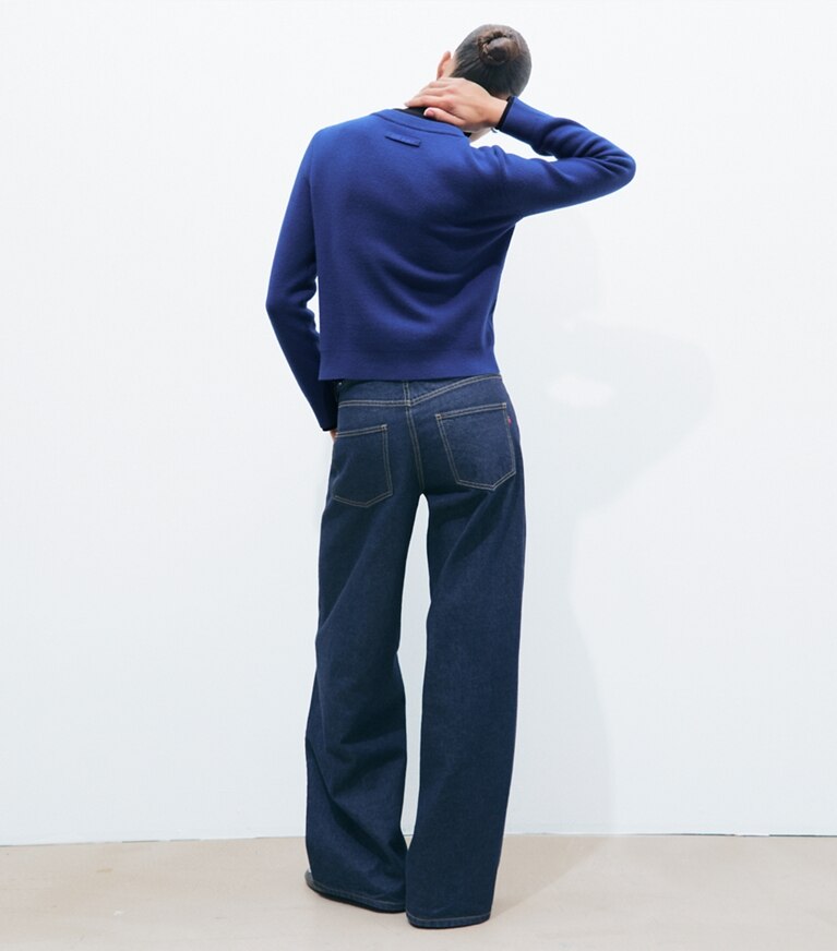 Tory Burch designer maglioni Maglia in lana con scollo a V e doppio colletto in Dot Blue / Deep Navy on model back