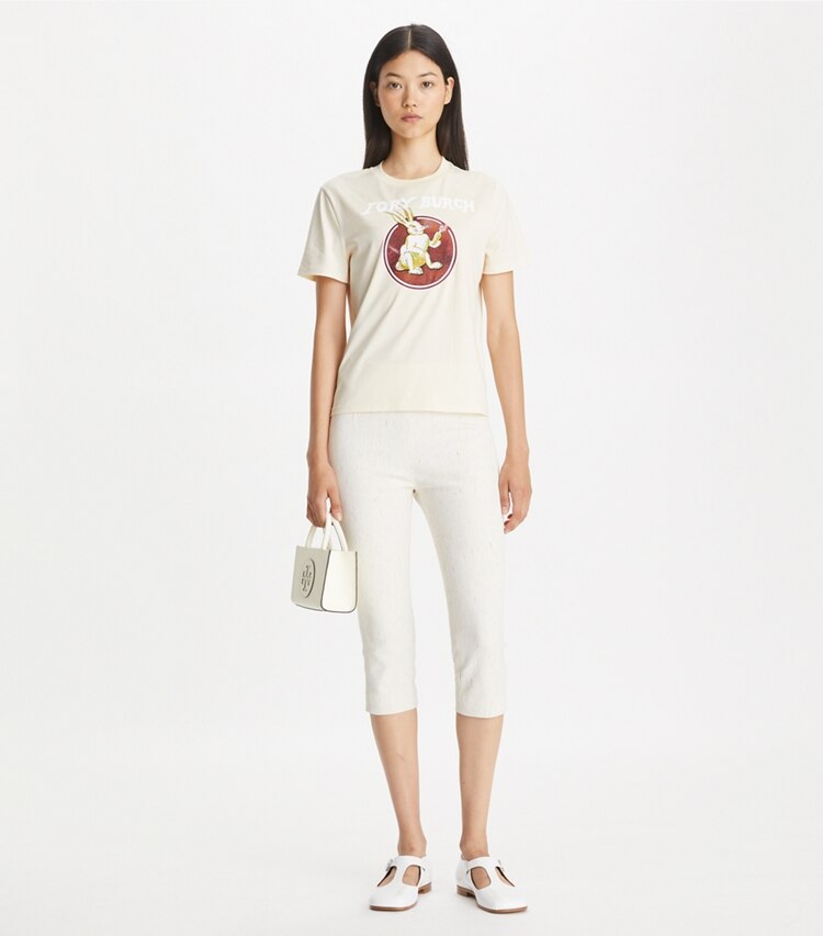 Tory Burch designer tops Maglietta in cotone Cheeky Rabbit in French Cream parte anteriore su modella