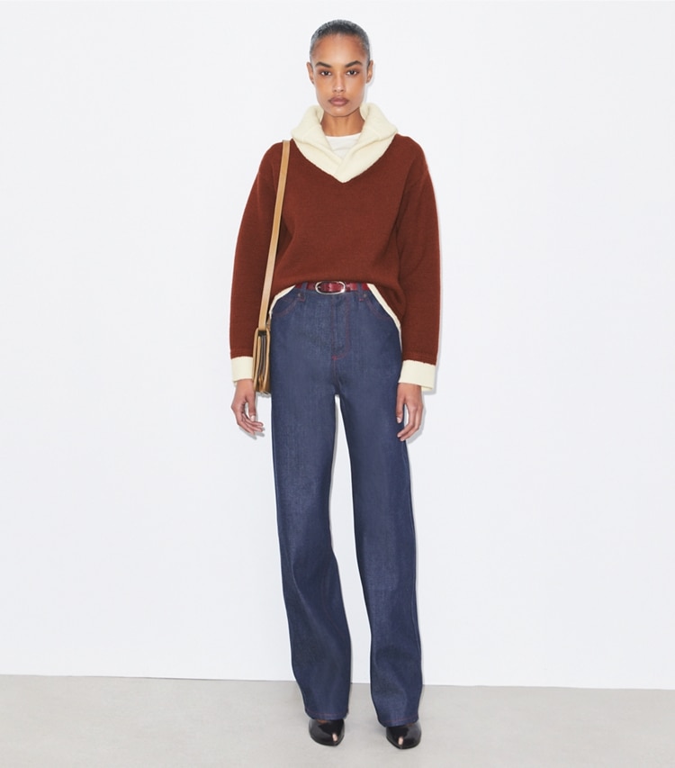 Tory Burch designer maglioni Maglione in lana con collo a contrasto in Dark Cranberry / White parte anteriore su modella