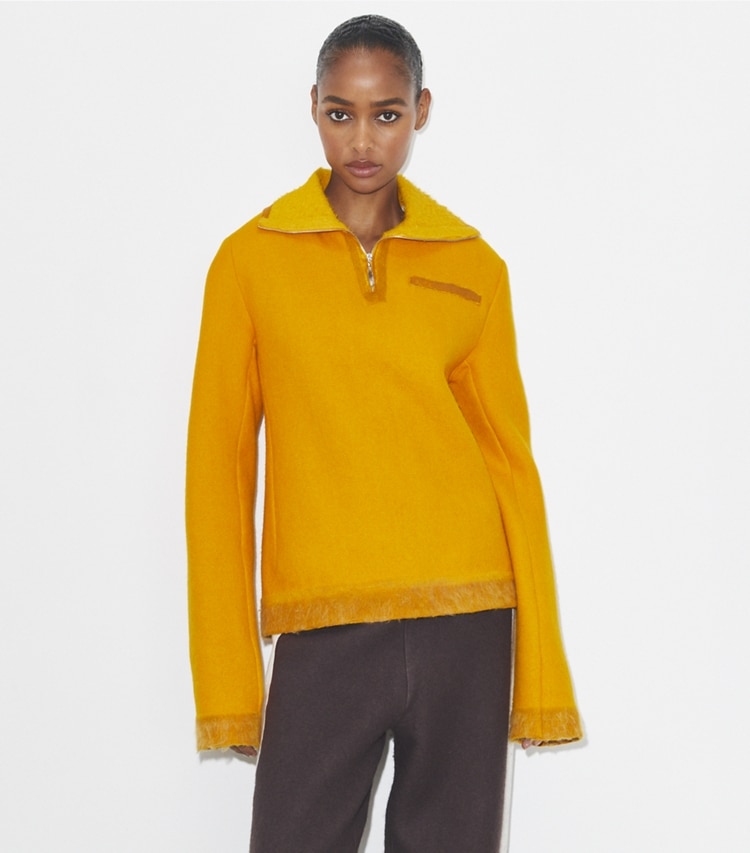 Tory Burch designer tops Maglione in lana con mezza zip in Winter Sun on model detail