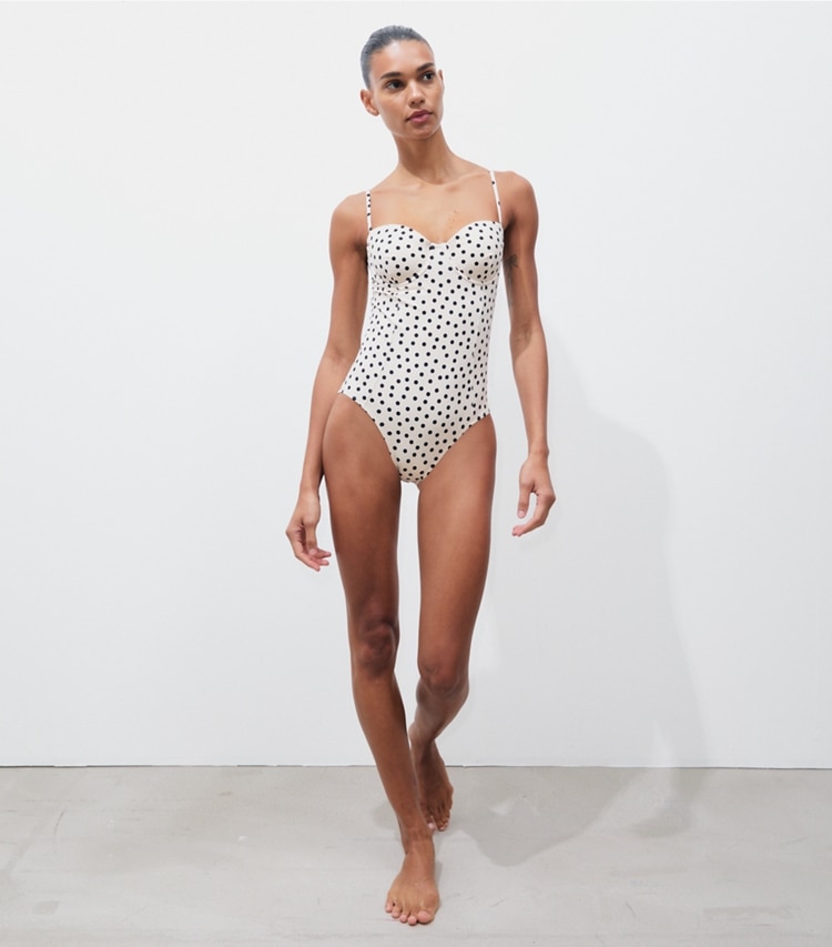 Tory Burch designer une pièce Maillot de bain à balconnet in Cream Dot sur mannequin, devant