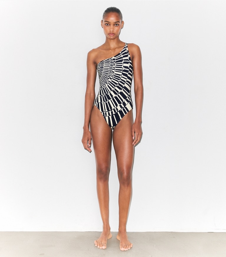 Tory Burch designer une pièce Maillot de bain asymétrique dans Medium Navy Circle T sur modèle, de face