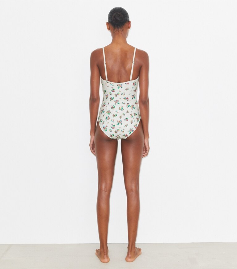 Tory Burch designer une pièce Maillot de bain balconnet dans Multi Ditsy Floral sur modèle, de dos
