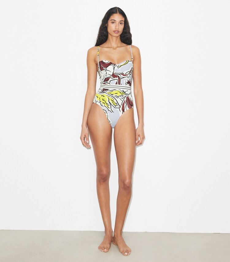 Tory Burch designer une pièce Maillot de bain balconnet dans Lilac Cherubs sur modèle, de face