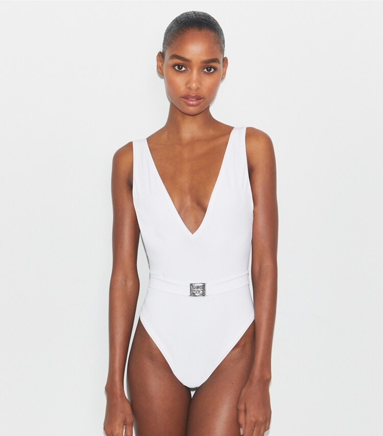 Tory Burch designer une pièce Maillot de bain ceinturé à logo dans White détail sur modèle