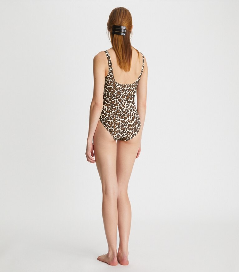 Tory Burch designer une pièce Maillot de bain débardeur à clip imprimé dans Reva Leopard sur modèle, de dos