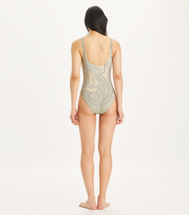Tory Burch designer une pièce Maillot de bain débardeur imprimé à clip dans Khaki Zebra Scarf sur modèle, de dos