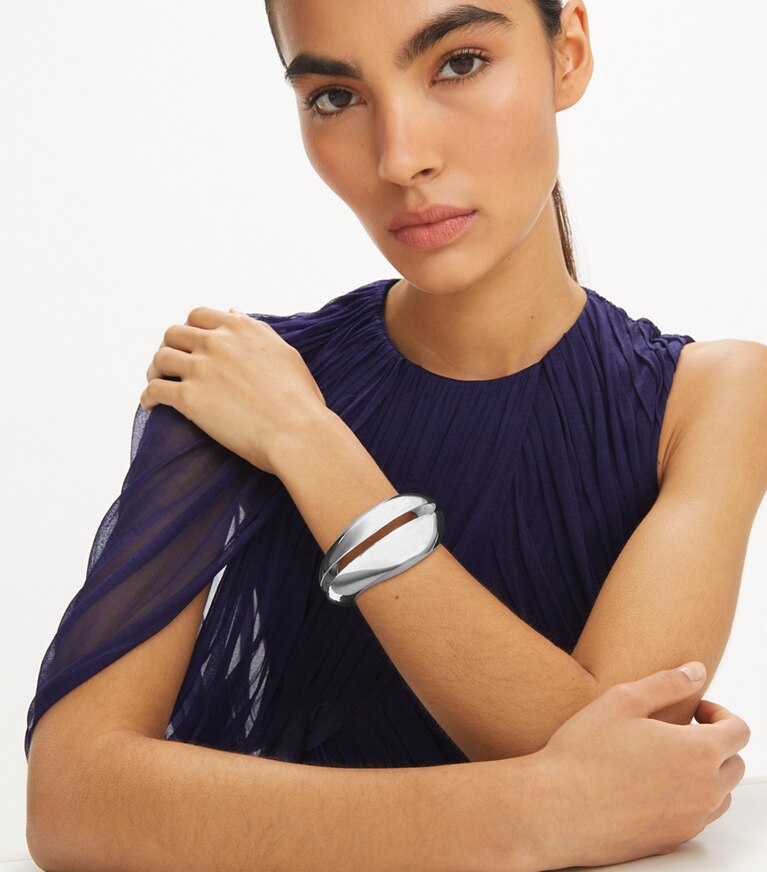 Tory Burch designer bracelets Manchette perforée dans Light Brass accessoire sur le modèle