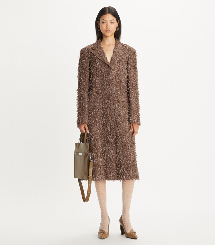 Tory Burch designer manteaux Manteau à sequins in Stone Taupe sur mannequin, devant