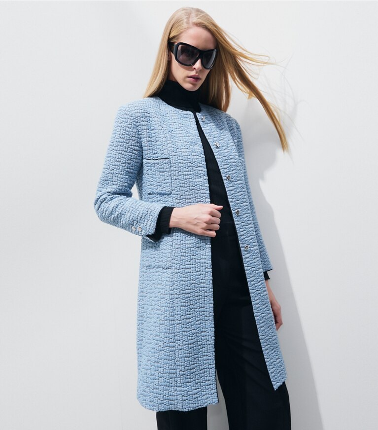 Tory Burch designer manteaux Manteau brodé en mousseline in Blue Porcelain on model detail