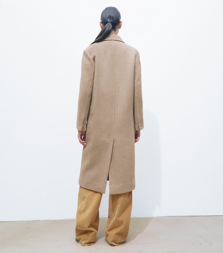Tory Burch designer manteaux Manteau croisé en laine in Ashed Mocha on model back