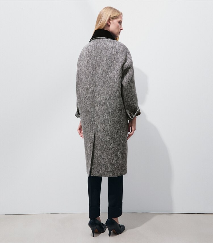 Tory Burch designer manteaux Manteau en bouclé de laine dans Brown / Ivory sur modèle, de dos