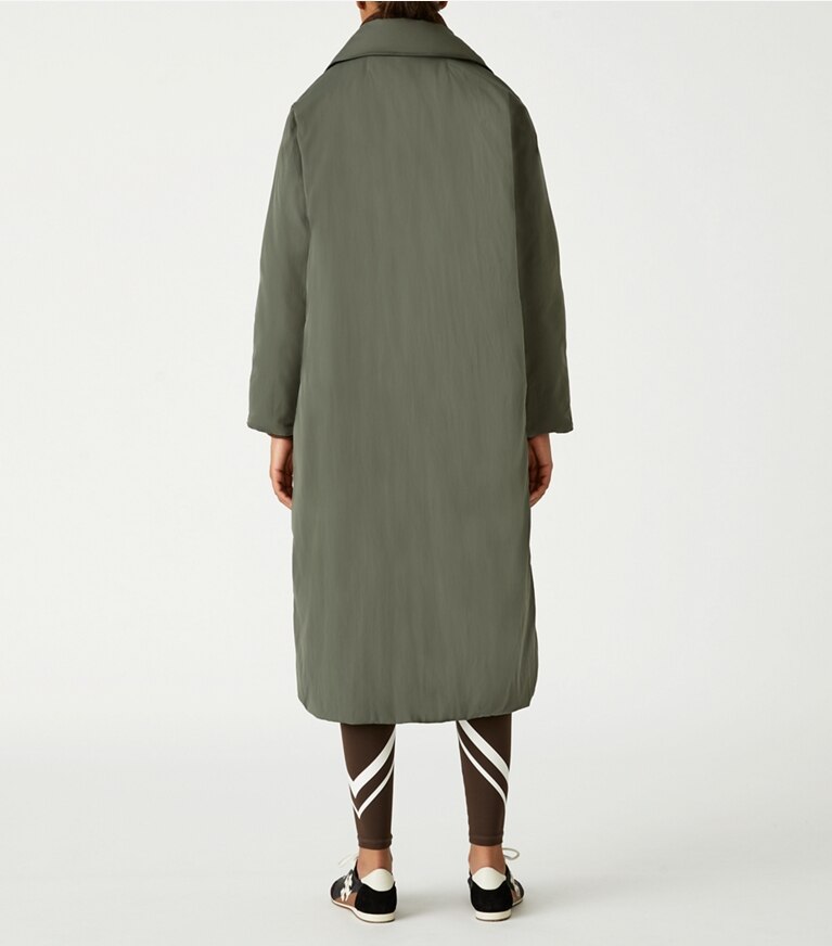 Tory Sport designer manteaux Manteau en duvet matelassé réversible surdimensionné dans Mountain Fern sur modèle, de dos