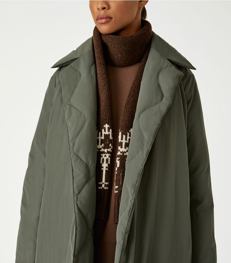 Tory Sport designer manteaux Manteau en duvet matelassé réversible surdimensionné dans Mountain Fern détail sur modèle
