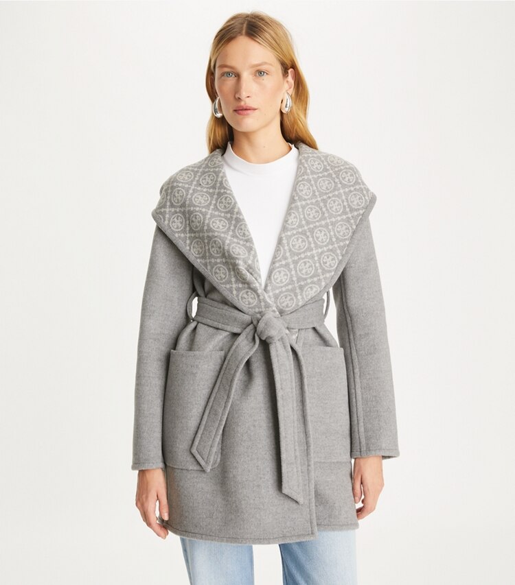 Tory Burch designer manteaux Manteau en laine à capuche in Gray T Monogram on model detail