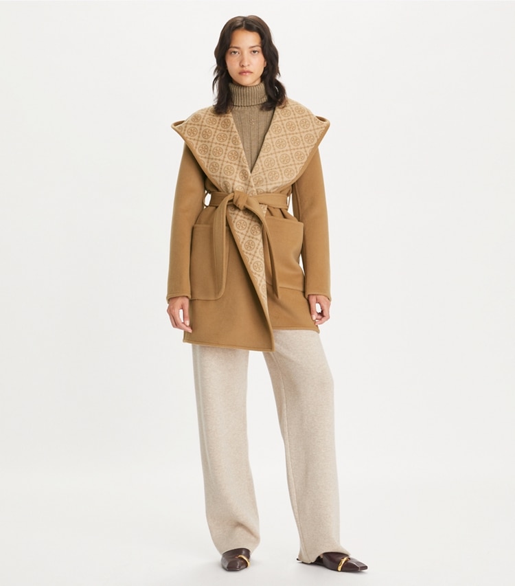 Tory Burch designer manteaux Manteau en laine à capuche in Beige T-Monogram sur mannequin, devant