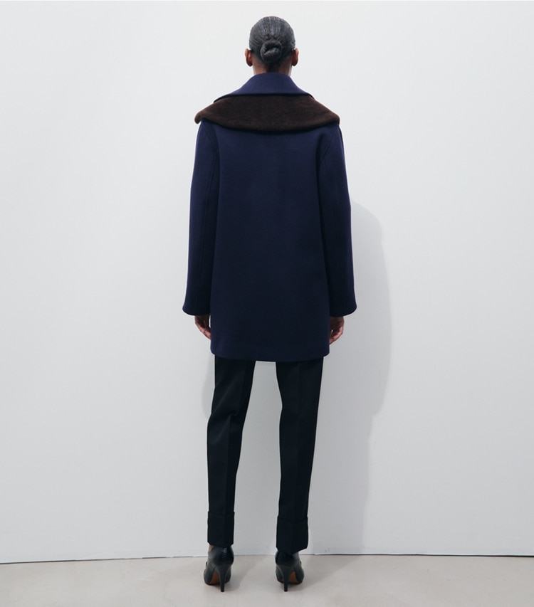Tory Burch designer manteaux Manteau en laine structuré dans Medium Navy sur modèle, de dos