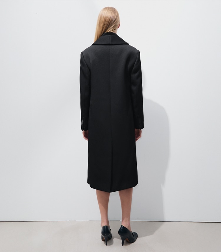 Tory Burch designer manteaux Manteau en sergé structuré dans Black sur modèle, de dos