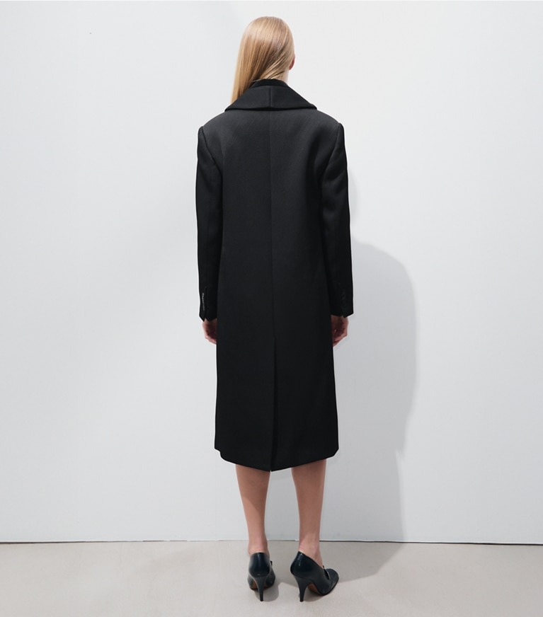 Tory Burch designer manteaux Manteau en sergé structuré dans Black sur modèle, de dos