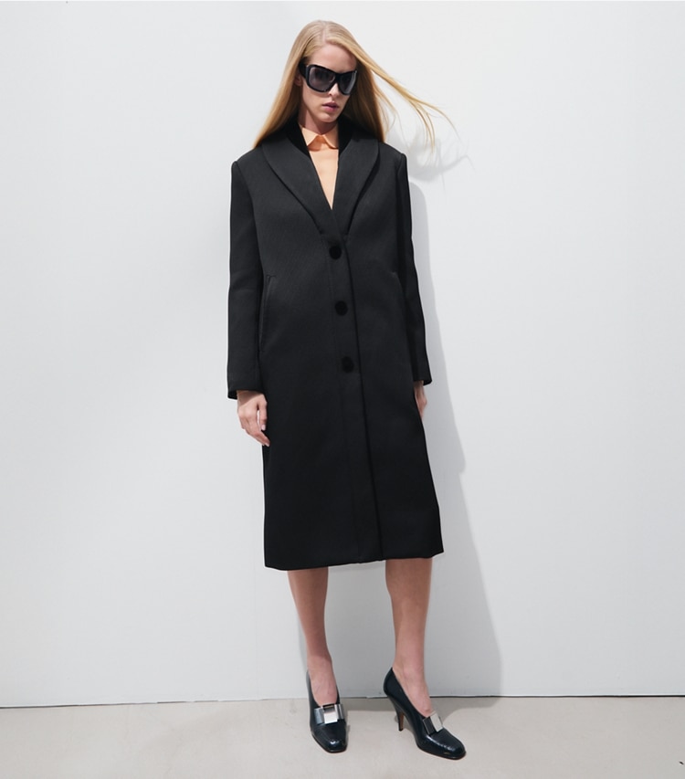 Tory Burch designer manteaux Manteau en sergé structuré dans Black sur modèle, de face