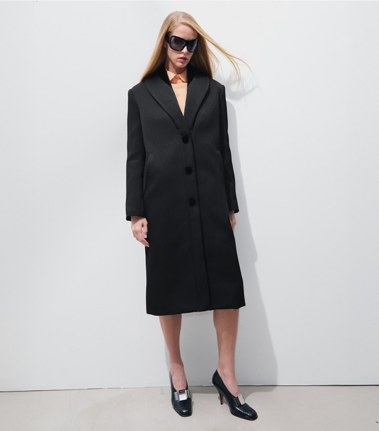 Tory Burch designer manteaux Manteau en sergé structuré dans Black sur modèle, de face