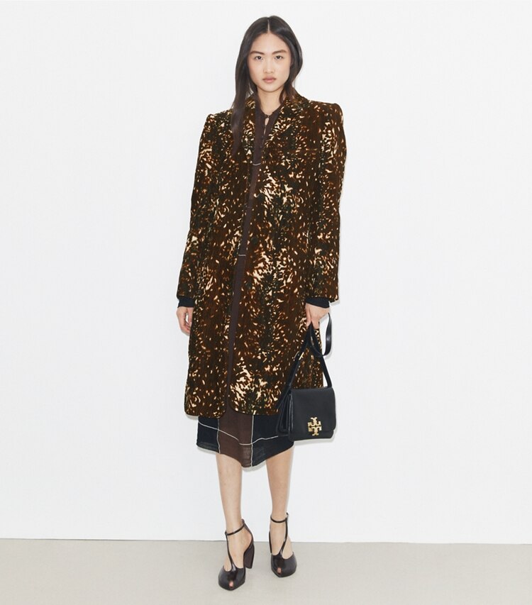 Tory Burch designer manteaux Manteau en velours de coton in Chocolate Brown Fawn sur mannequin, devant