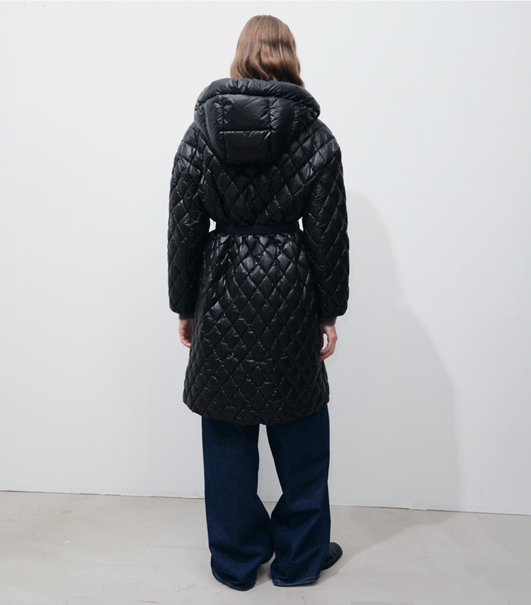 Tory Burch designer manteaux Manteau matelassé à capuche en nylon in BLACK on model back