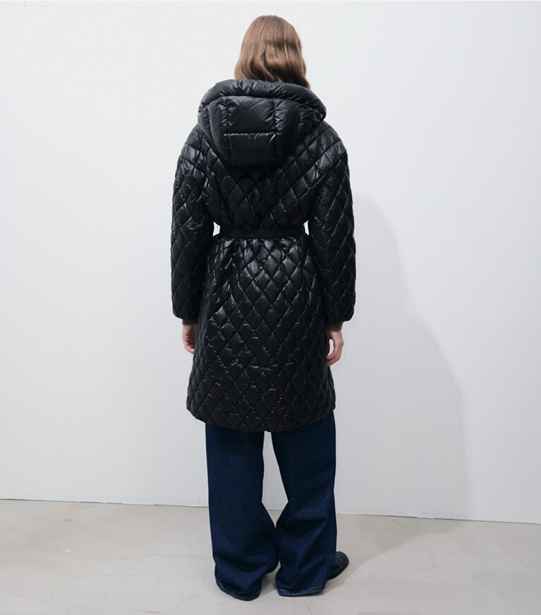 Tory Burch designer manteaux Manteau matelassé à capuche en nylon in BLACK on model back
