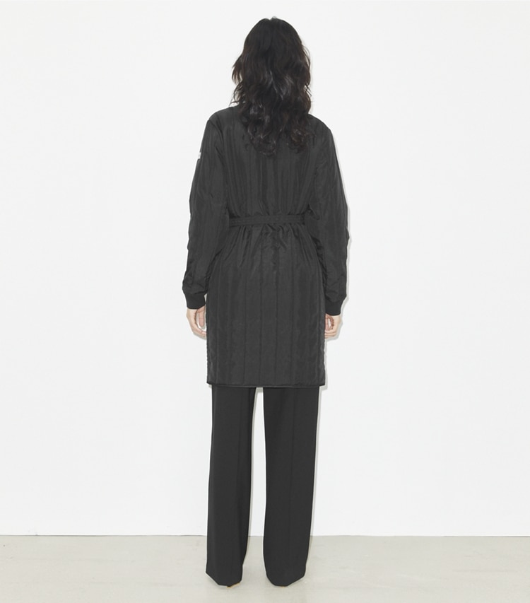 Tory Burch designer manteaux Manteau matelassé en nylon in Black on model back
