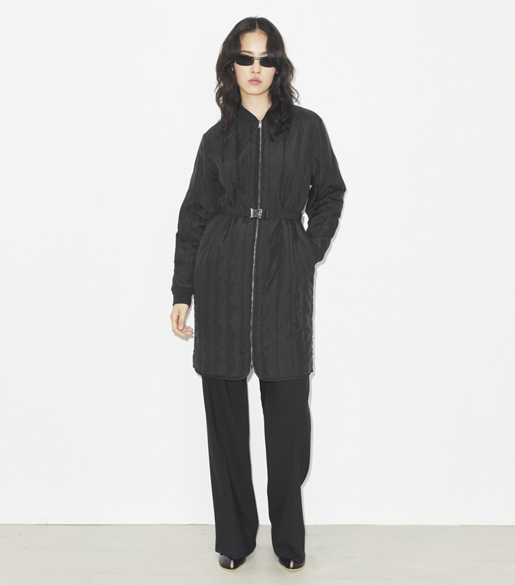 Tory Burch designer manteaux Manteau matelassé en nylon in Black sur mannequin, devant