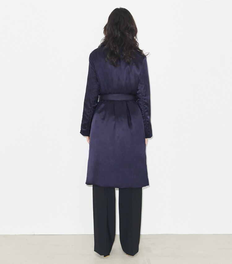 Tory Burch designer manteaux Manteau matelassé en viscose dans Medium Navy sur modèle, de dos