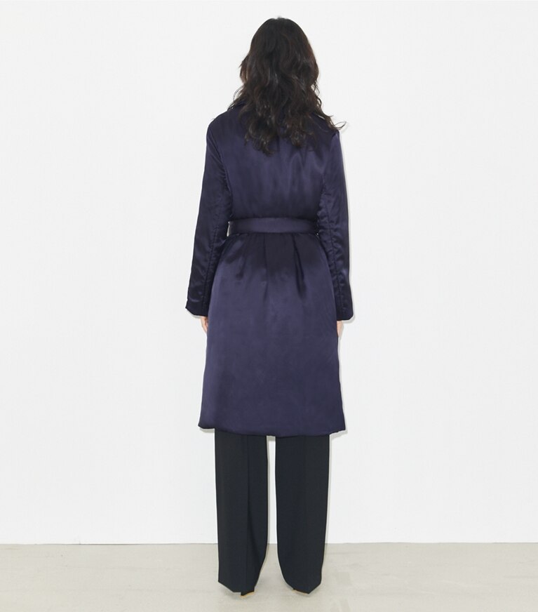 Tory Burch designer manteaux Manteau matelassé en viscose dans Medium Navy sur modèle, de dos