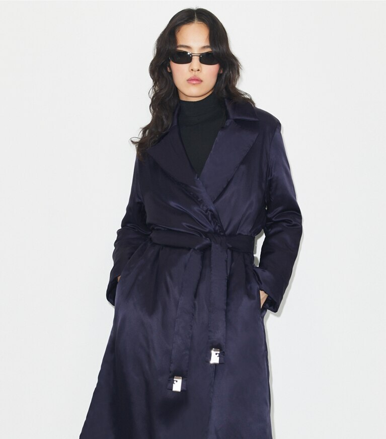Tory Burch designer manteaux Manteau matelassé en viscose dans Medium Navy détail sur modèle