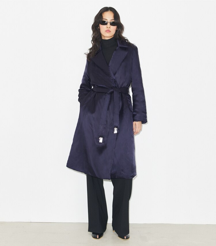 Tory Burch designer manteaux Manteau matelassé en viscose dans Medium Navy sur modèle, de face