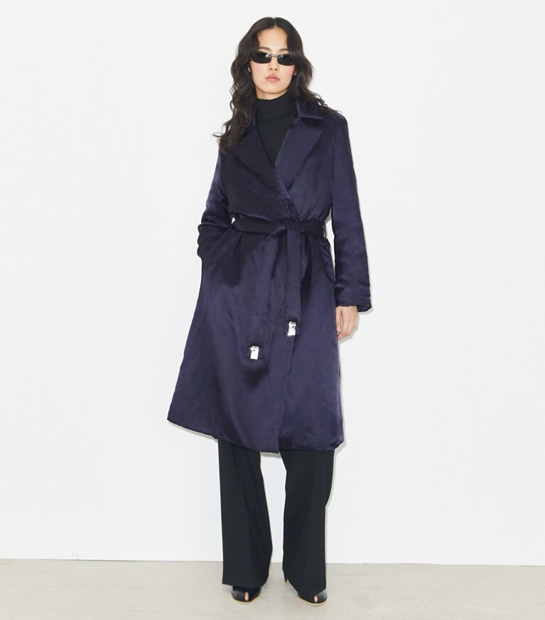 Tory Burch designer manteaux Manteau matelassé en viscose dans Medium Navy sur modèle, de face