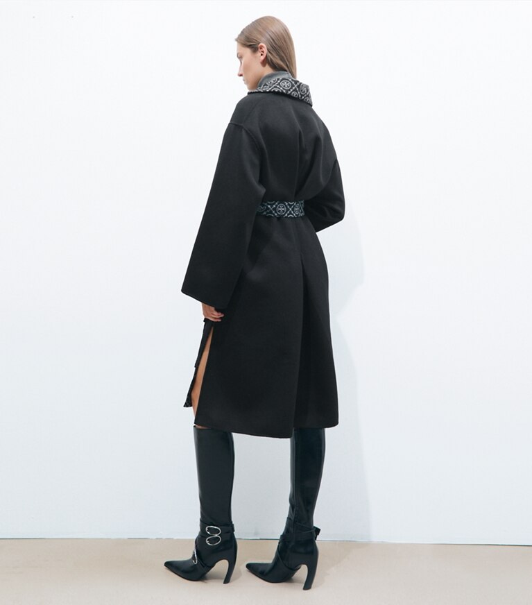 Tory Burch designer manteaux Manteau portefeuille en laine T Monogram in Black/T Monogram Jacquard Combo D on model back