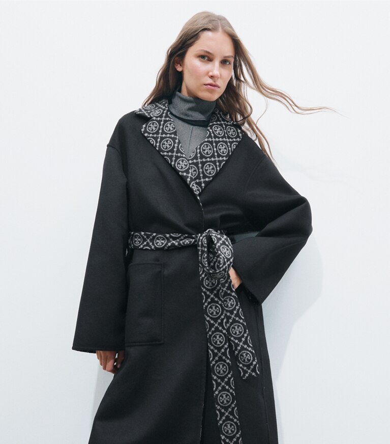 Tory Burch designer manteaux Manteau portefeuille en laine T Monogram in Black/T Monogram Jacquard Combo D on model detail