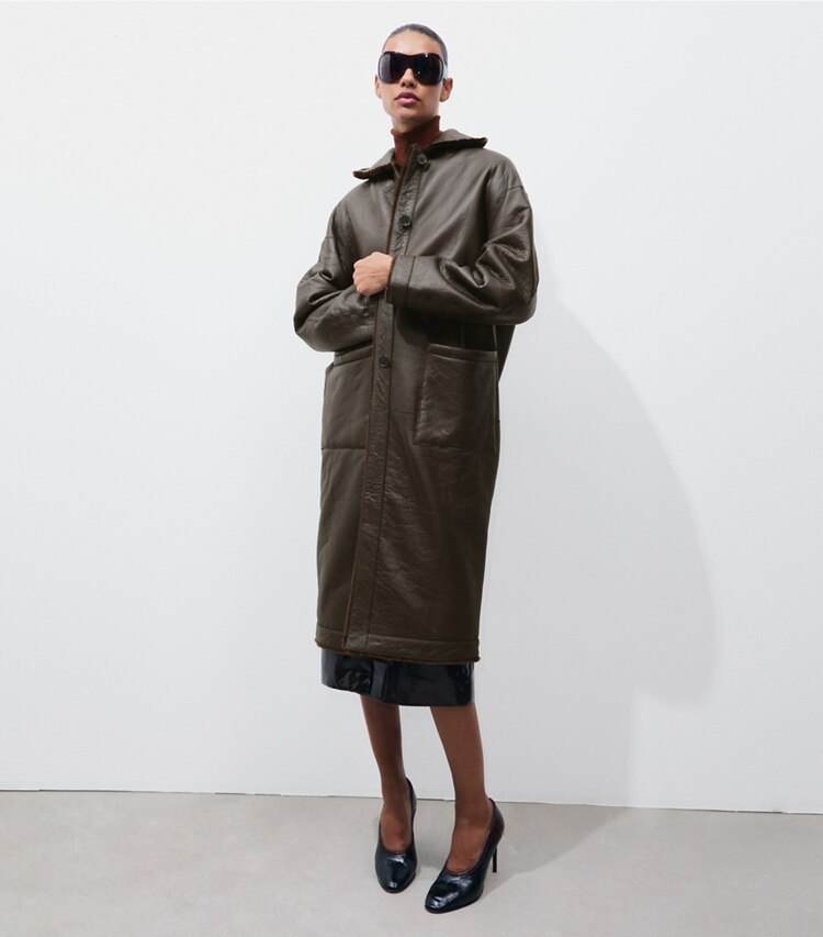 Tory Burch designer manteaux Manteau réversible en peau lainée dans Cacao détail sur modèle