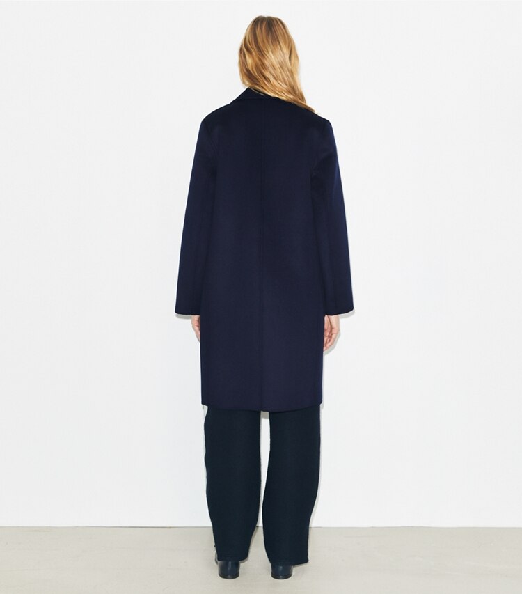 Tory Burch designer manteaux Manteau T Monogram en laine jacquard in Medium Navy/T Logo on model back