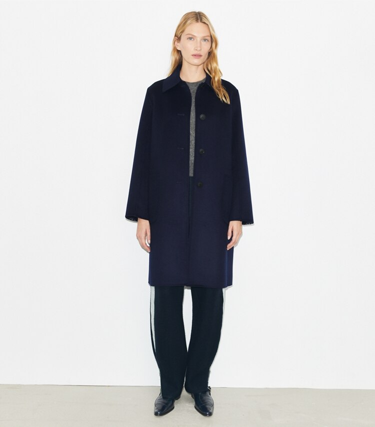 Tory Burch designer manteaux Manteau T Monogram en laine jacquard in Medium Navy/T Logo sur mannequin, devant